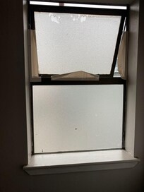 Window without handles
