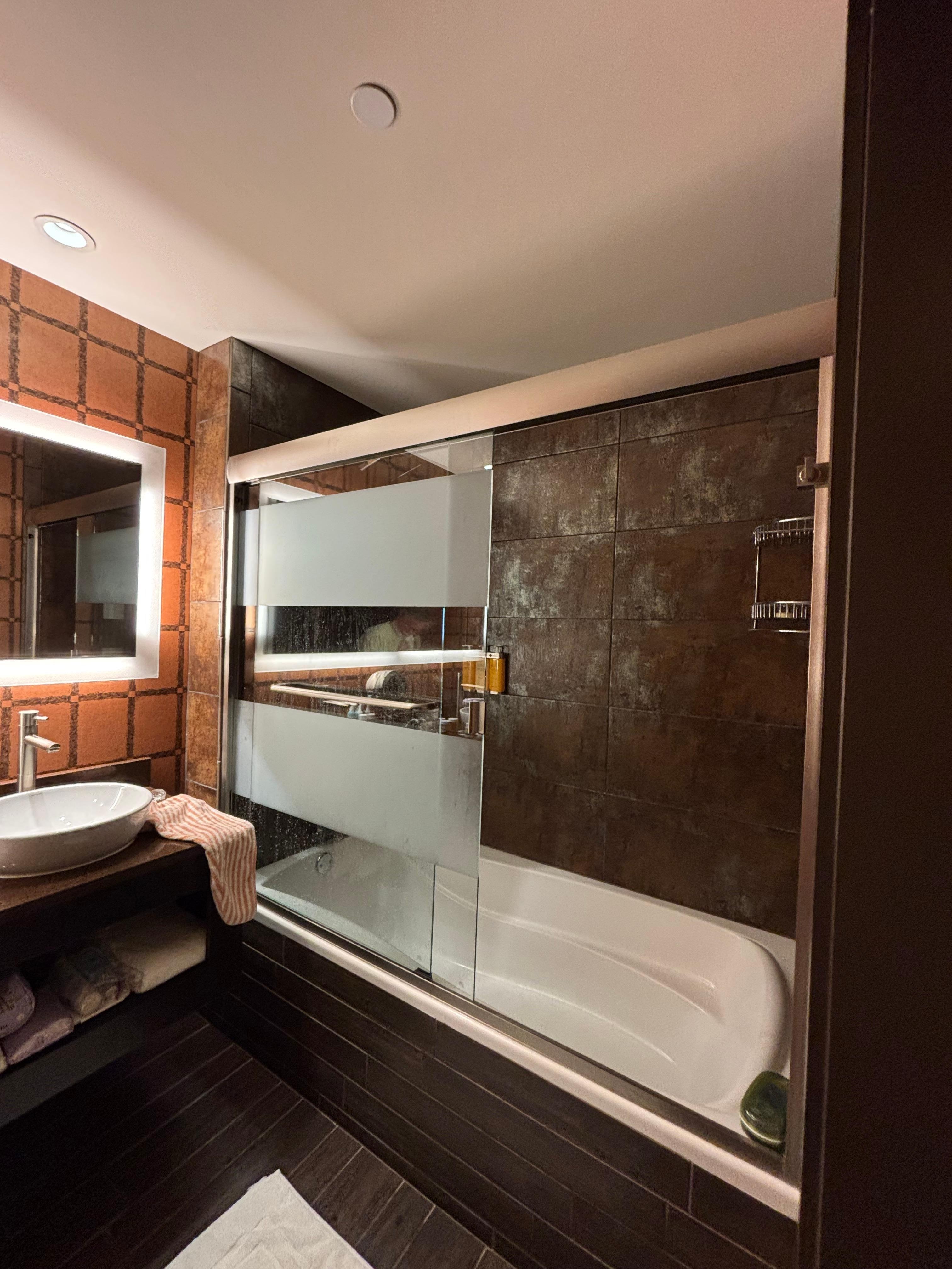 Nicely equipped bath