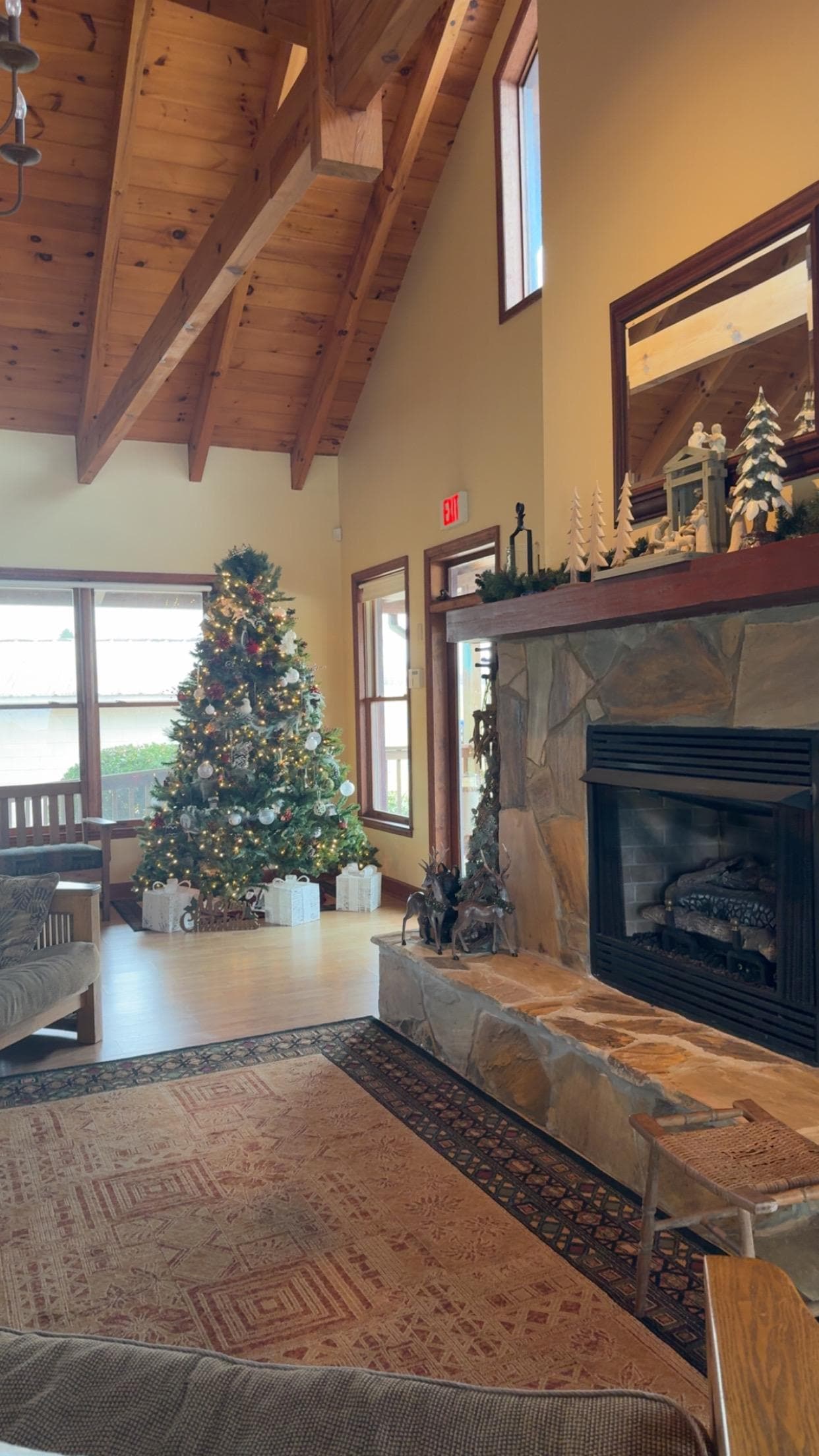 The house was decorated so beautifully for Christmas. 