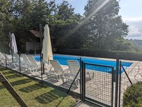 Der eingezäunte Pool ist super für Kinder.