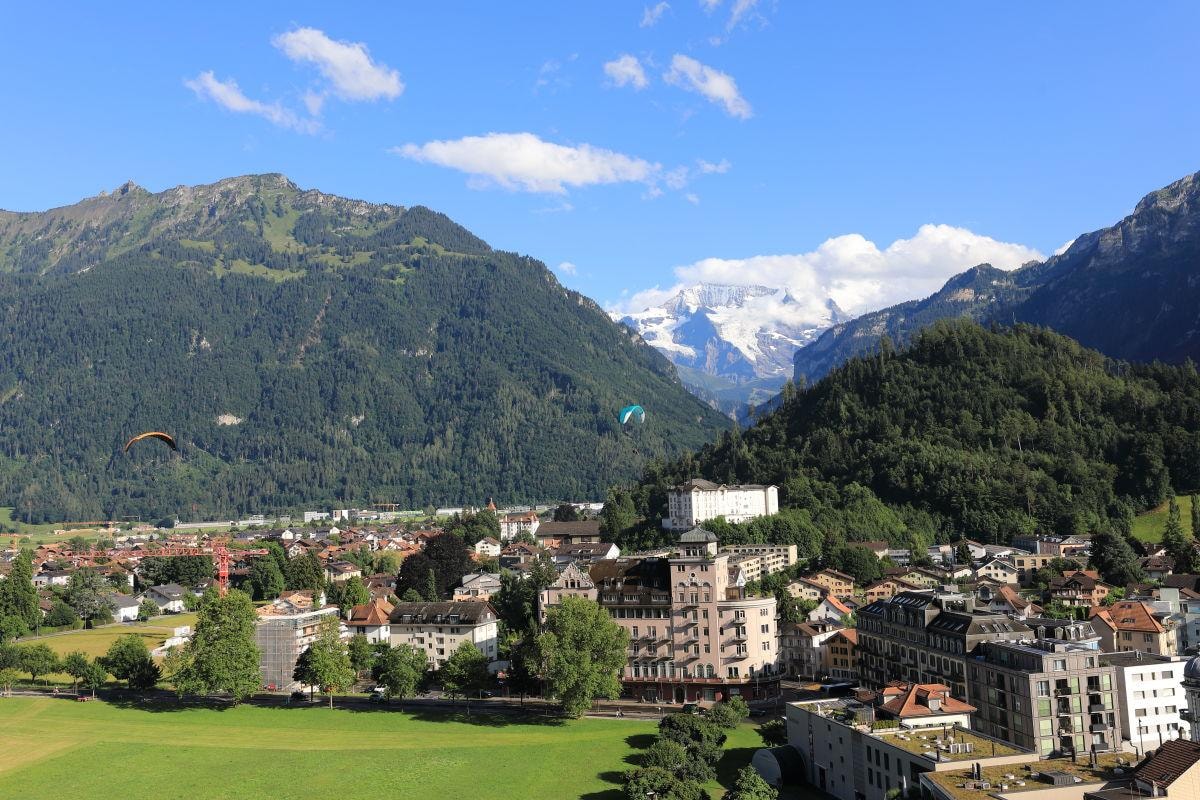 部屋のバルコニーからの眺め。ユングフラウとパラグライダーが見えました。