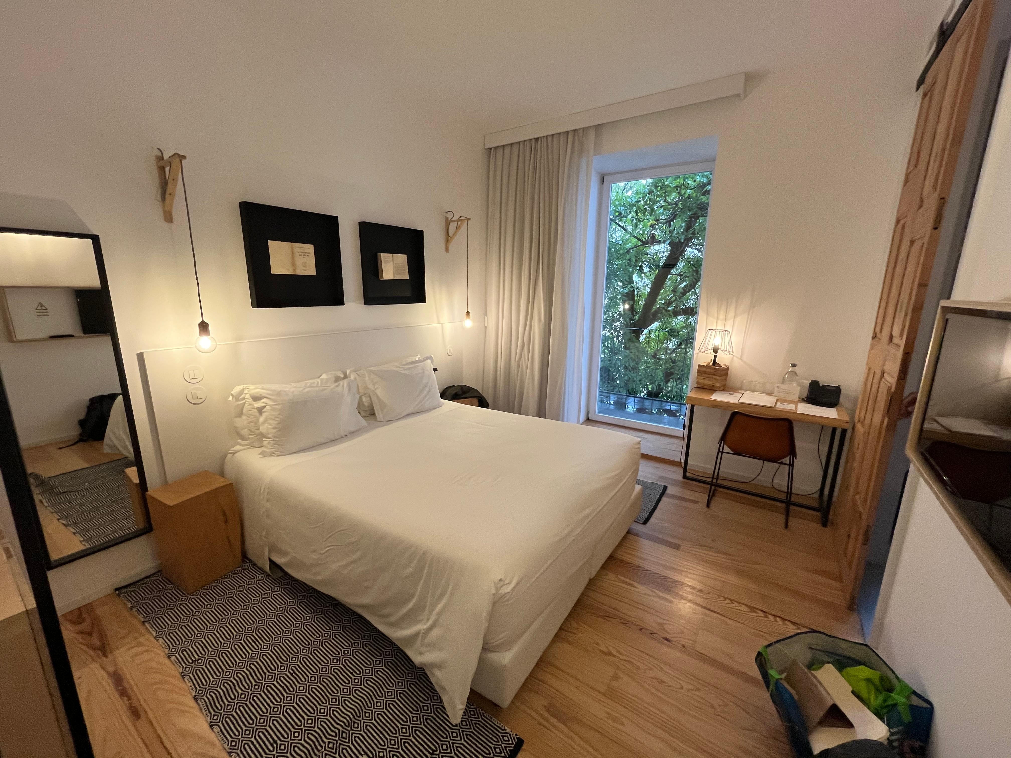 Room with balcony door 