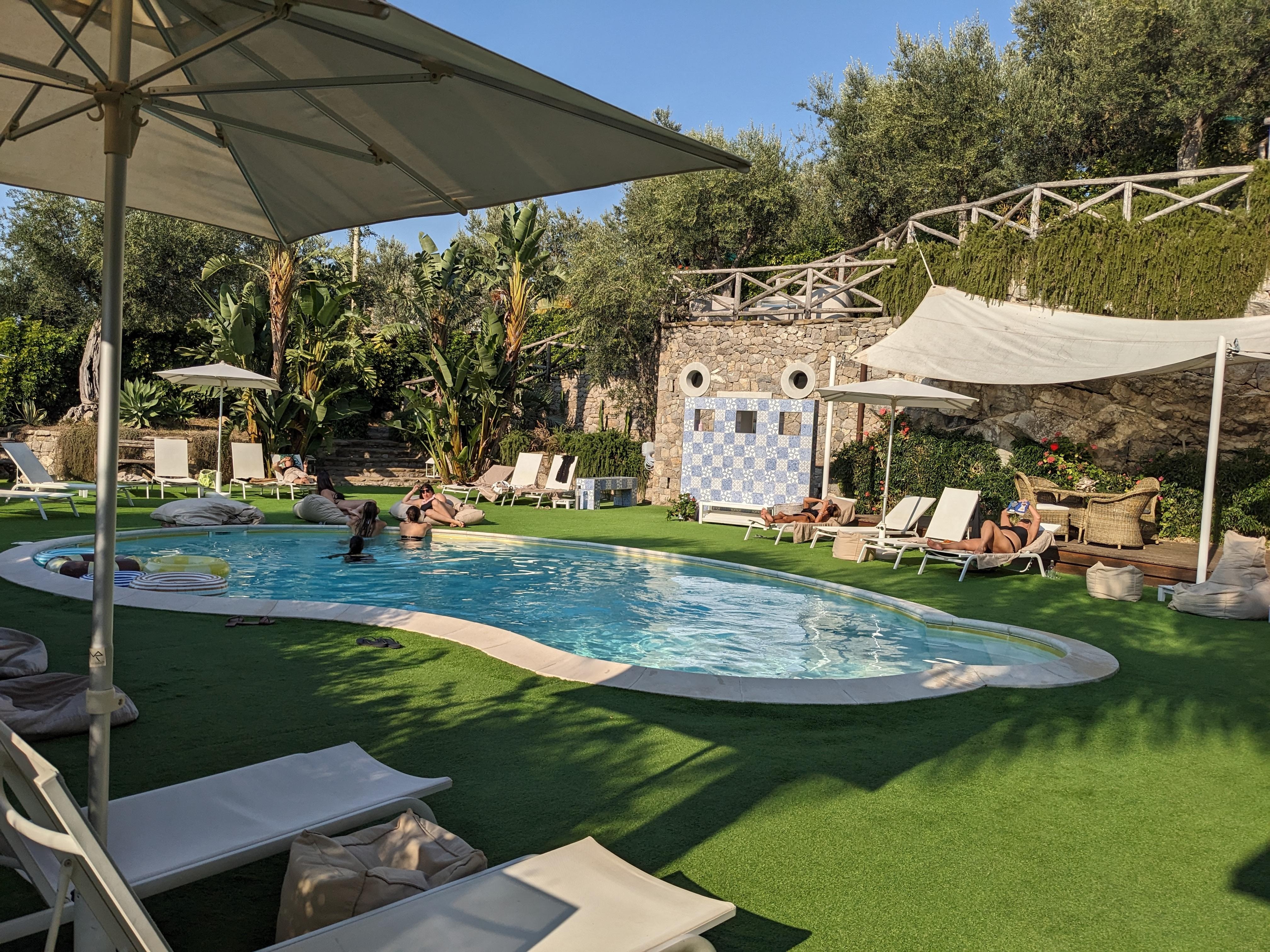 Melrose Relais pool and bar area