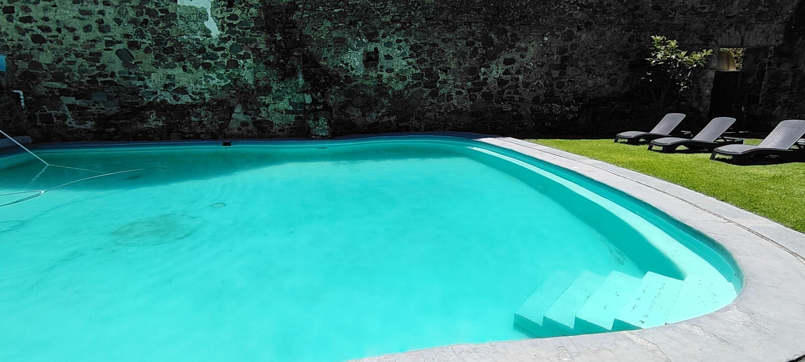 Piscina en constante limpieza.