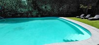 Piscina en constante limpieza.