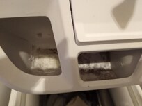 Lave linge compartiment lessive obstrué et l'autre avec traces de moisissures