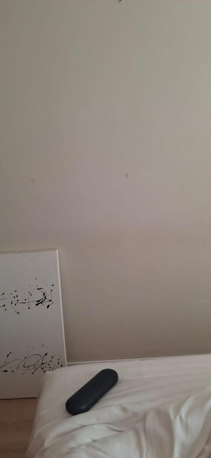 Distancia de la pared a la cama donde se cae el cuadro. Se aprecian las escarpias que lo sujetaban.