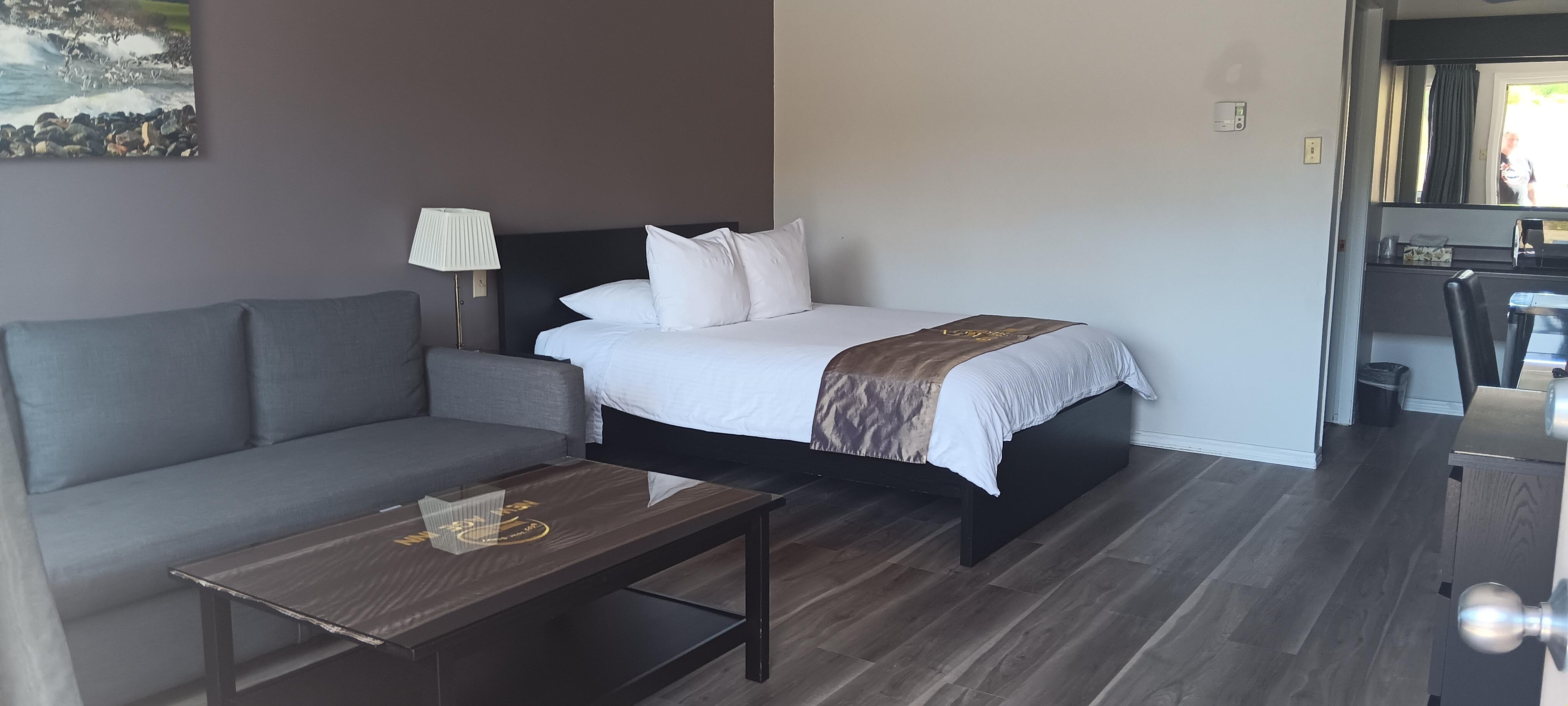 Great room, quiet location, delicious breakfast, friendly and helpful staff .... absolutely recommend.