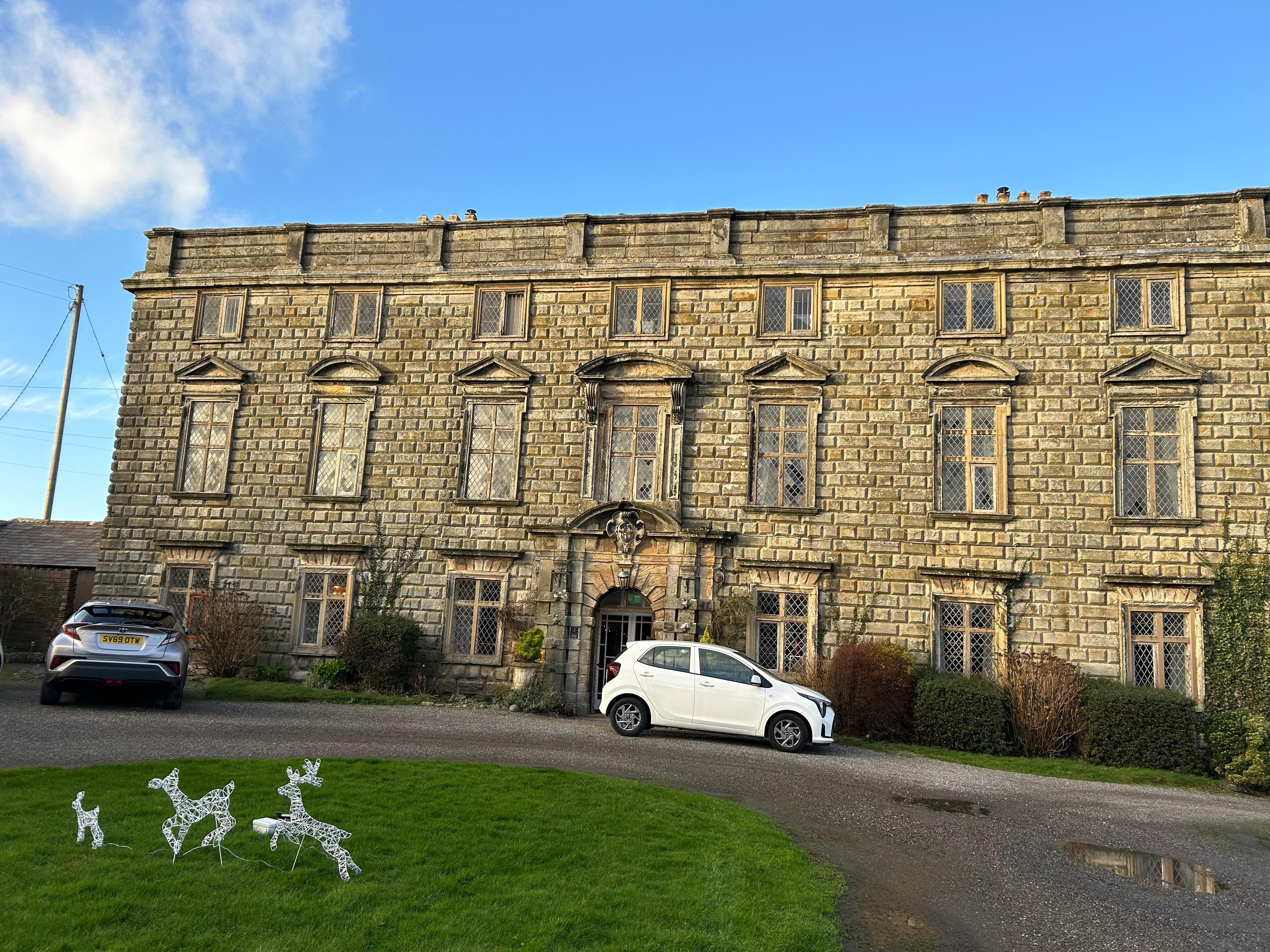 Outside needs renovation but this is an ingoing thinh