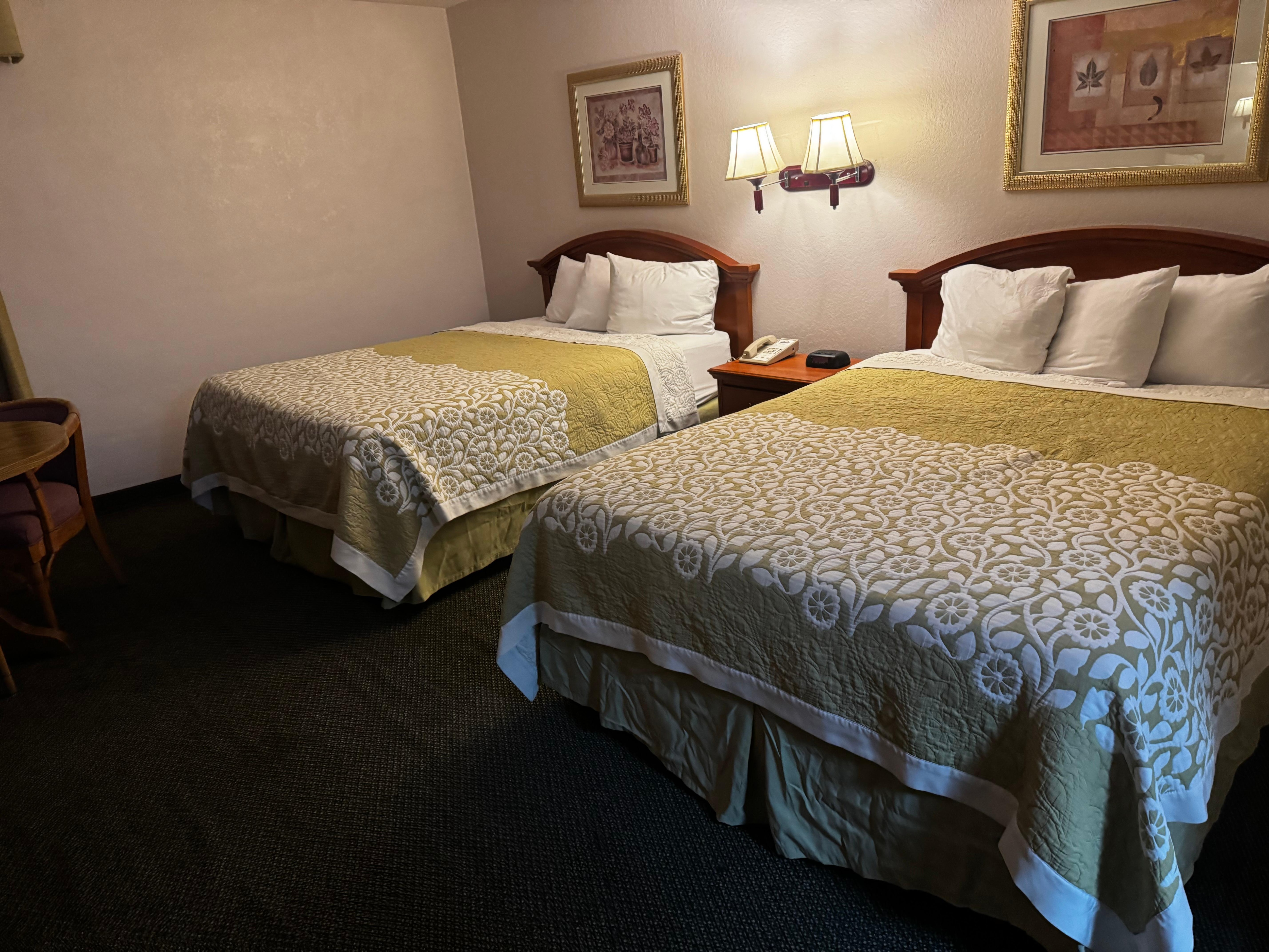 O quarto organizado, mas com muita umidade e cheiro insuportável, nem dava pra respirar direito