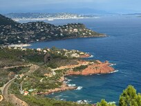 Vue sur Cannes et le Cap d’Antibes depuis le pic de l’Ours