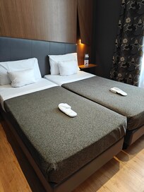 Mooie kamer, aan straat kant.