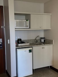 Frigobar/pia/microondas