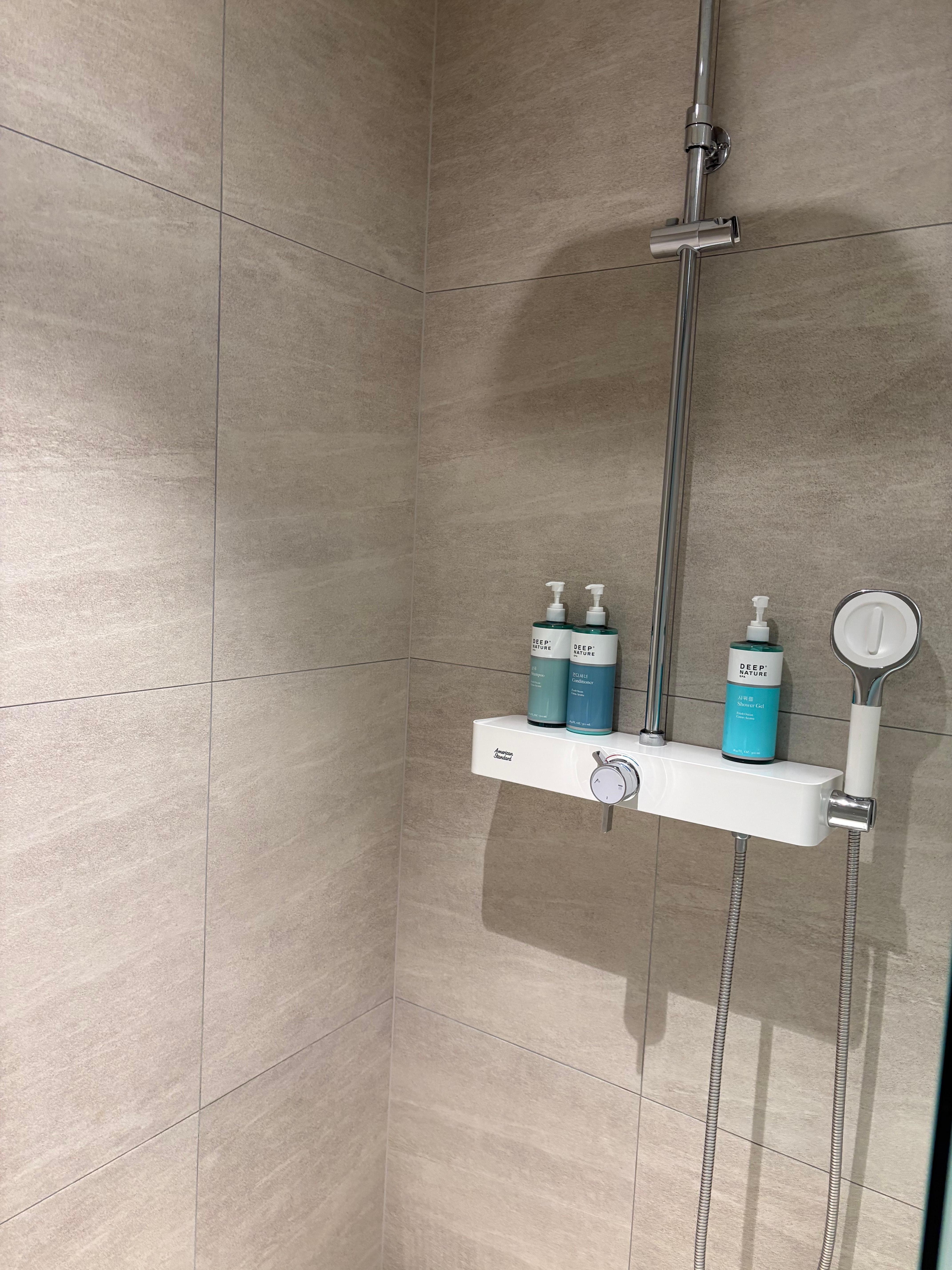 シャワーブース
シャンプー、コンディショナー、ボディジェルあり。香り良い商品でした