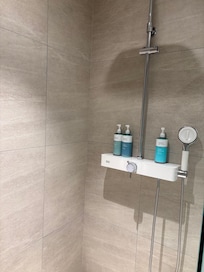 シャワーブース
シャンプー、コンディショナー、ボディジェルあり。香り良い商品でした