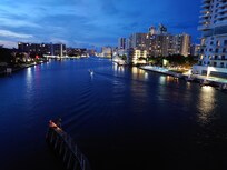 Kanal hinter dem Gebäude zum Landesinneren