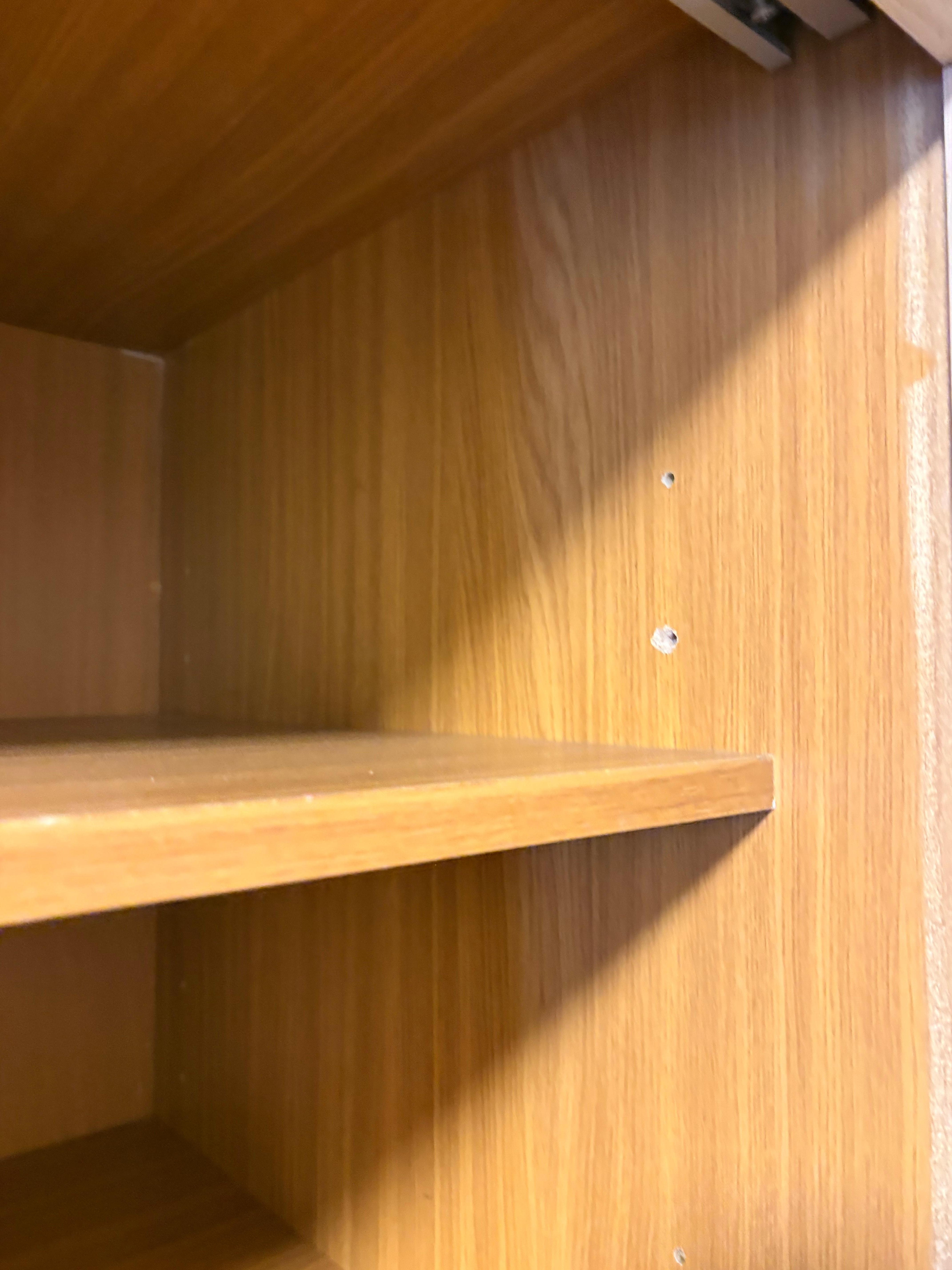 Die Schränke im frisch renovierten Deluxe Zimmer. Innen alt und dreckig.