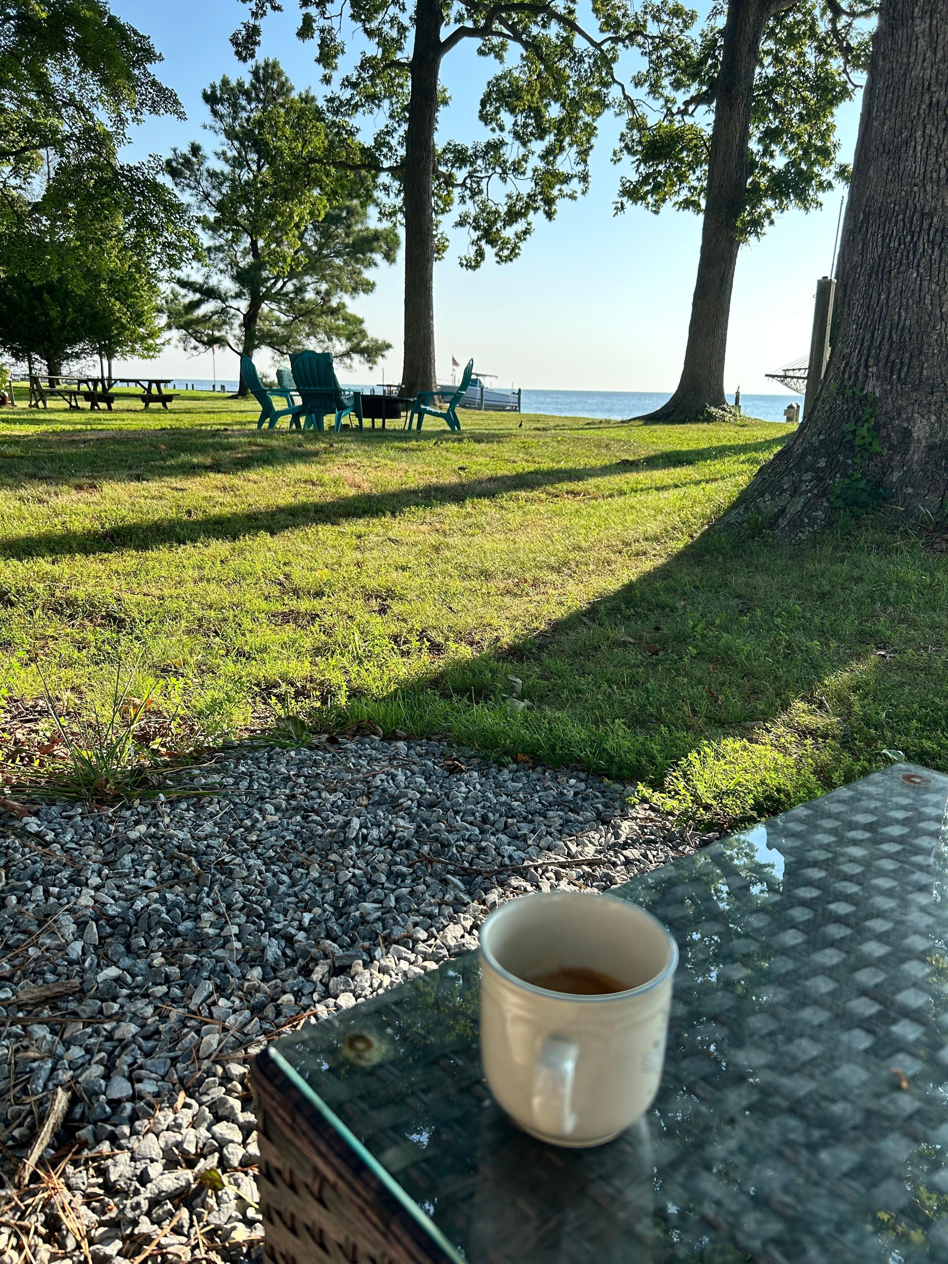 Blick von der Rückseite des Hauses auf die Bay