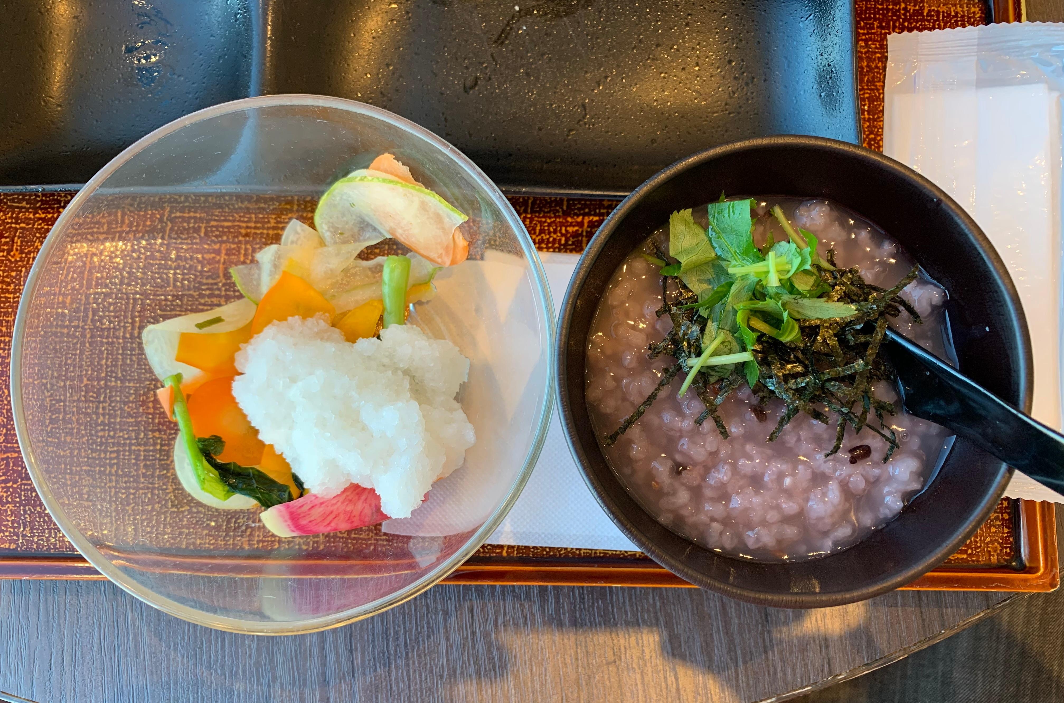 小麦、乳製品、植物性の油アレルギーの為、朝食は古代米のお粥に大根おろし、生野菜しか食べるものがなかった。宿泊前にアレルギー素材を表示してあれば宿泊時に朝食予約はしなかった。