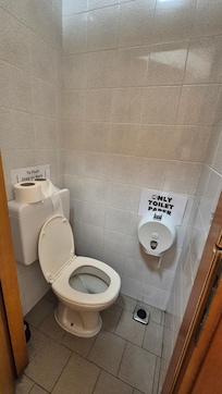 Banheiro minúsculo.