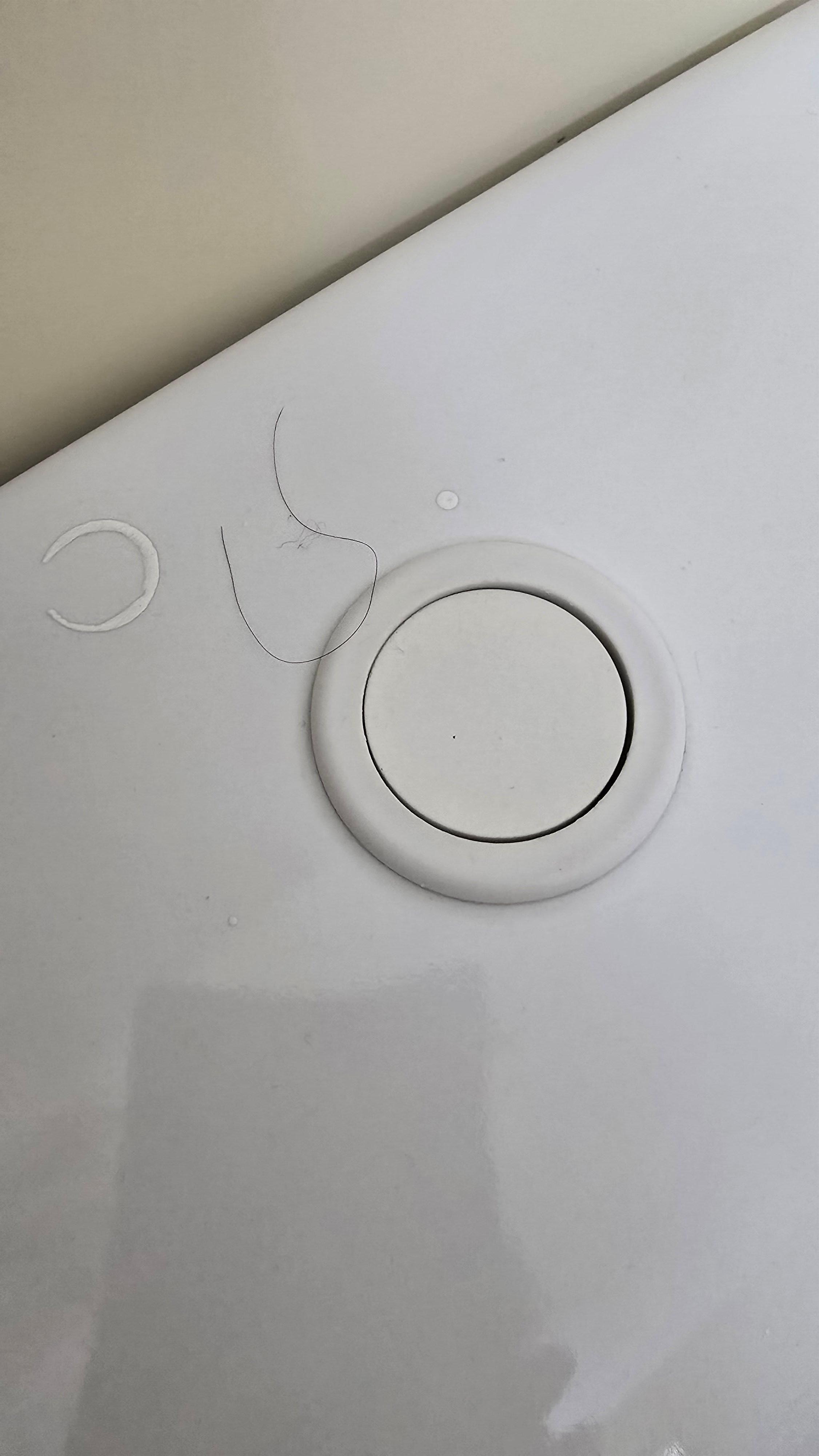 El baño lleno de pelos desde que entré la primera vez a mi habitación