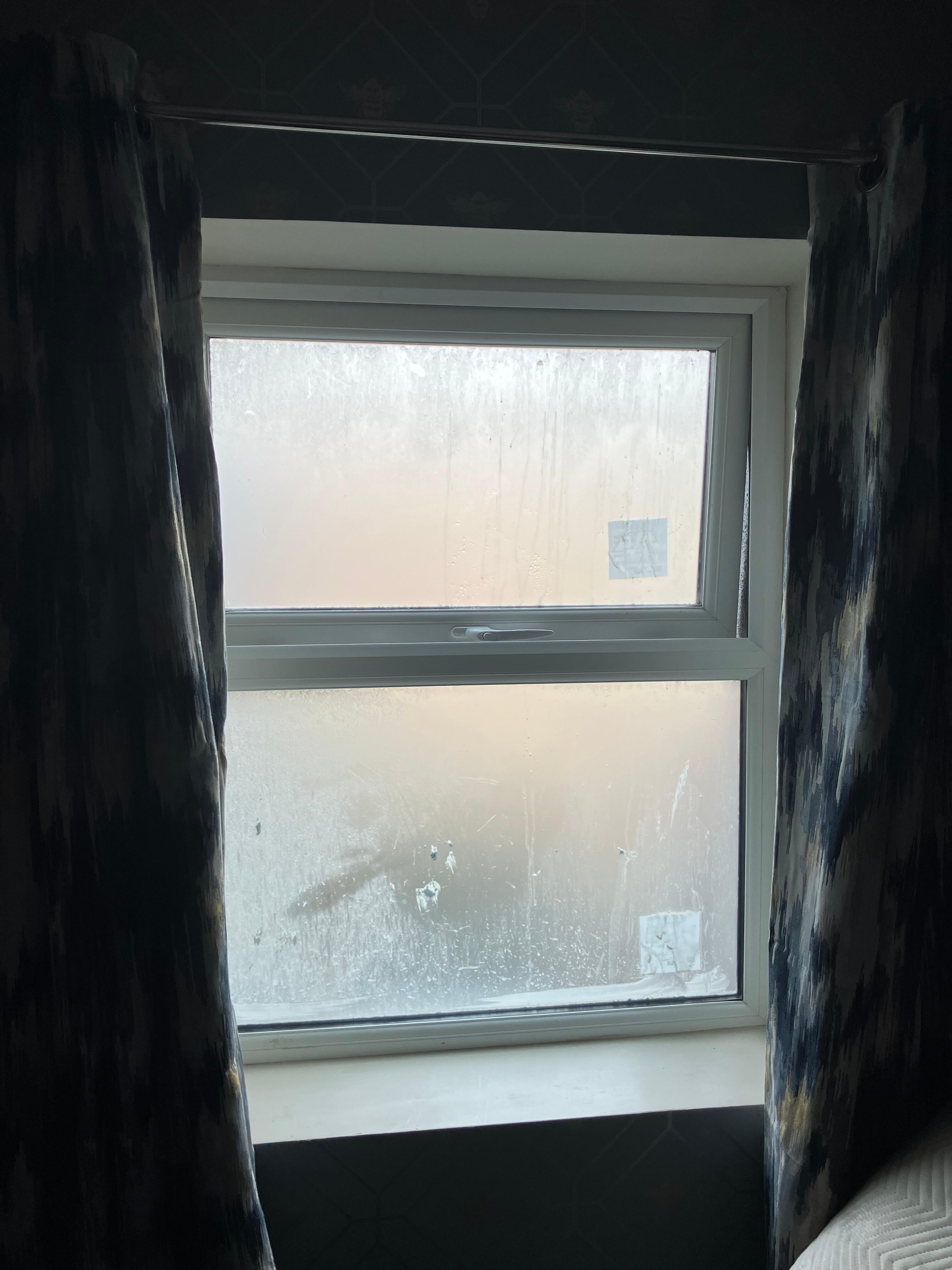 L’unique fenêtre de la chambre 19