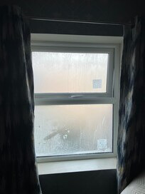 L’unique fenêtre de la chambre 19