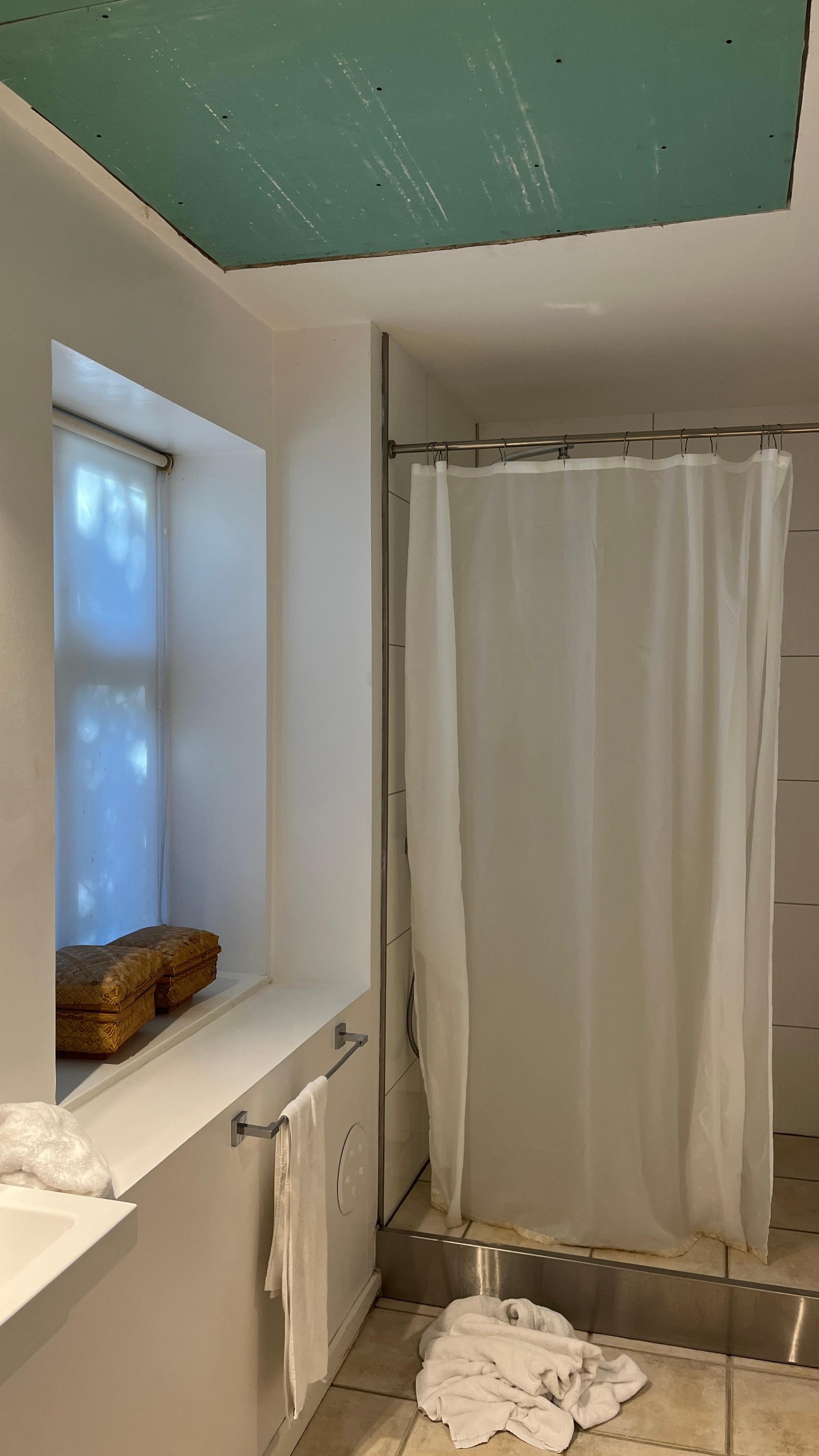 Gardinet var jordslået og  pladen i loftet var ikke særlig pænt lavet.