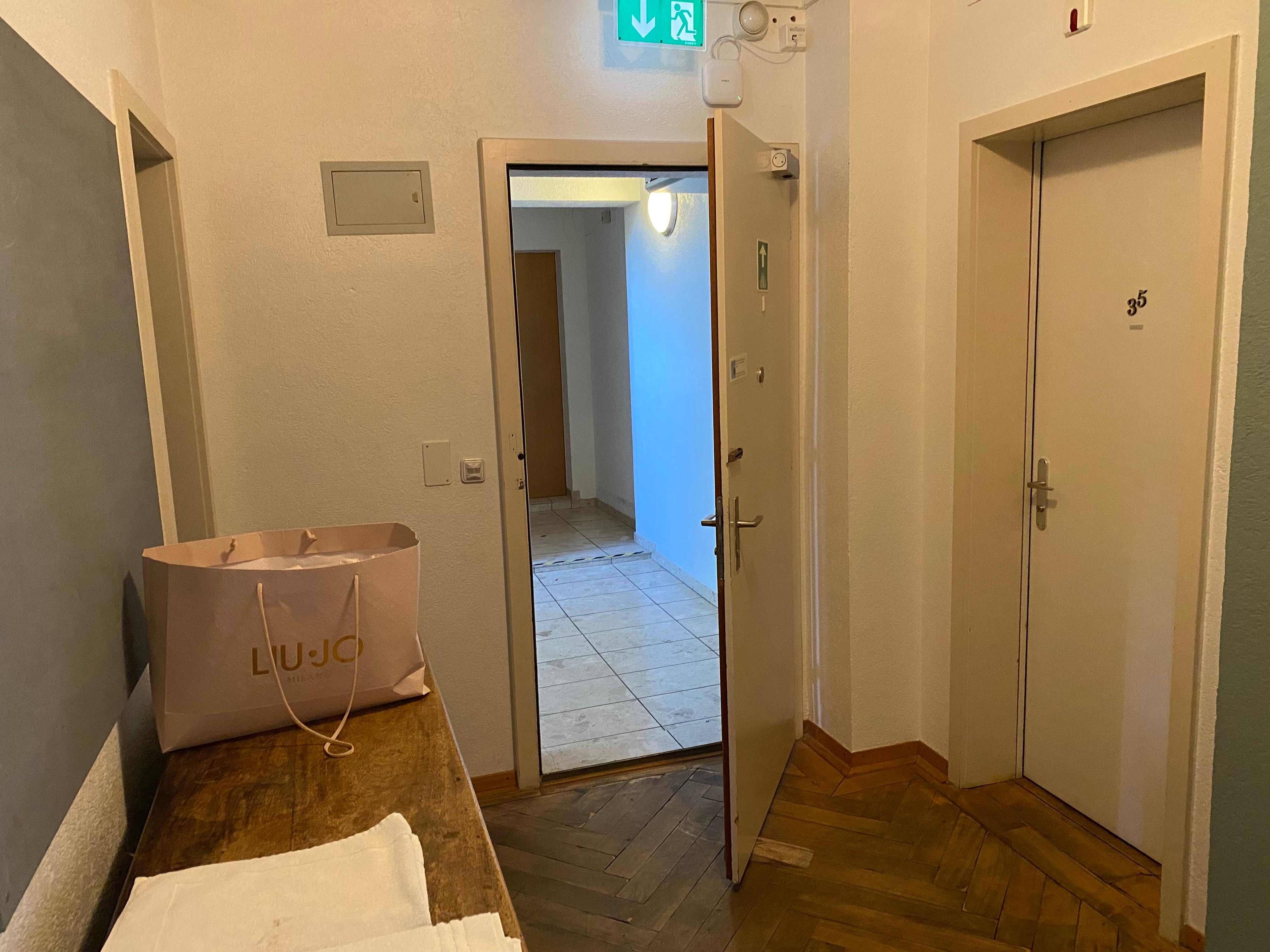 Rough between room and hallway 