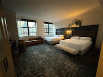 Queen deluxe room- very spacious