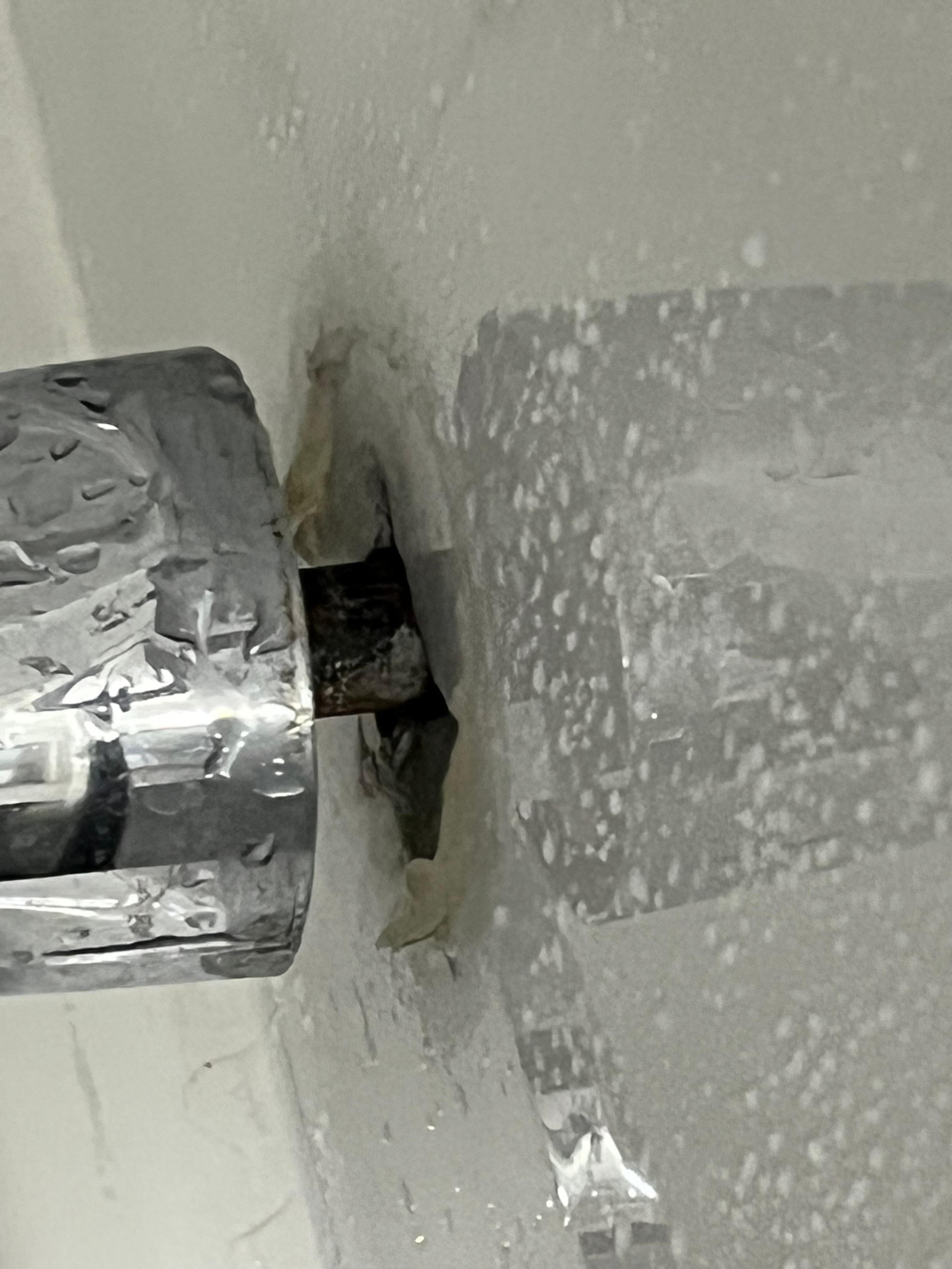 Douche fragile elle bouge beaucoup dangereux 