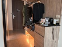 扉の無い収納スペース。キャリーバックも余裕で置けます。金庫は下の引き出しにあり。