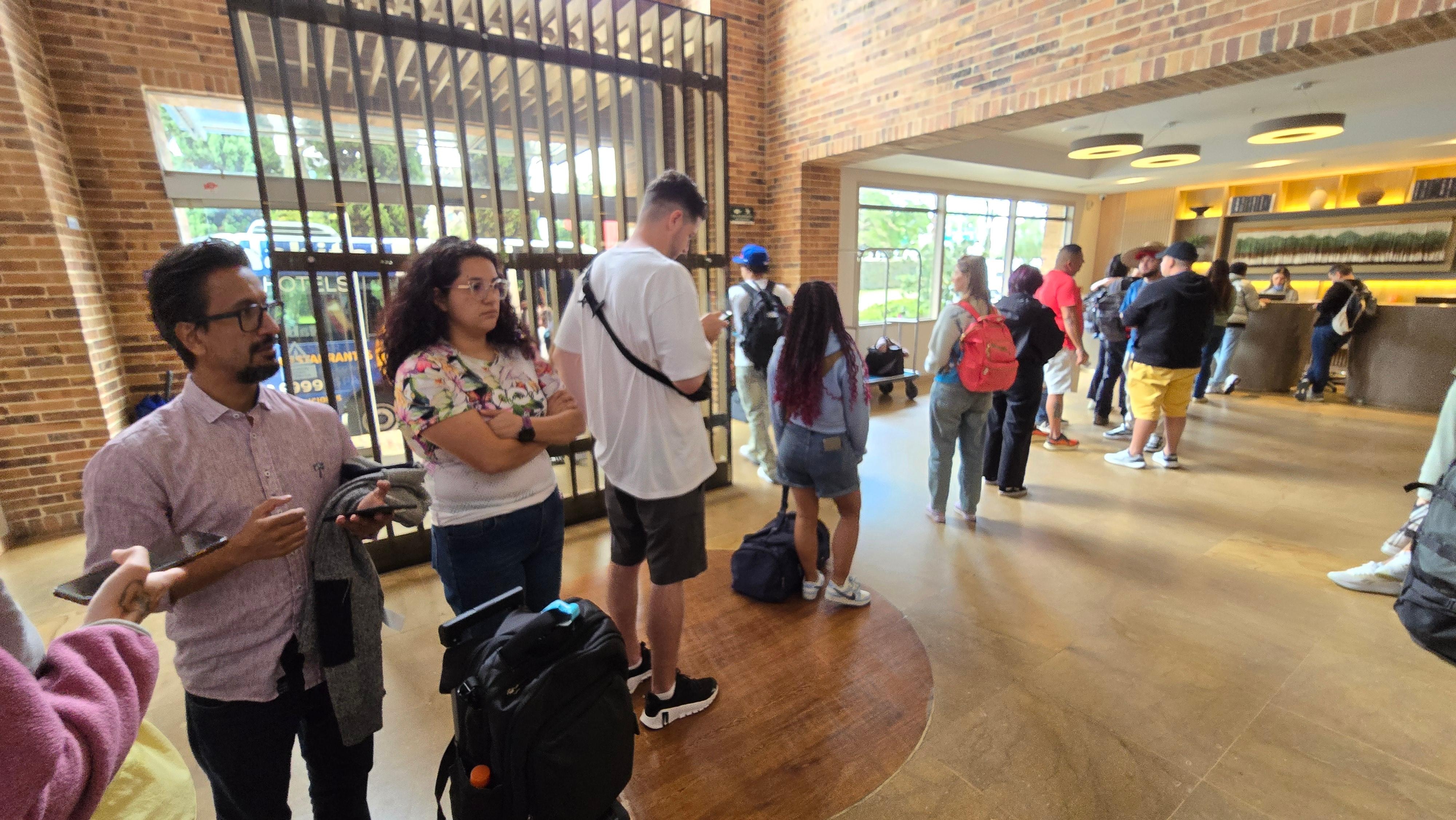 Kø ved chechin/checkout. One person on work.