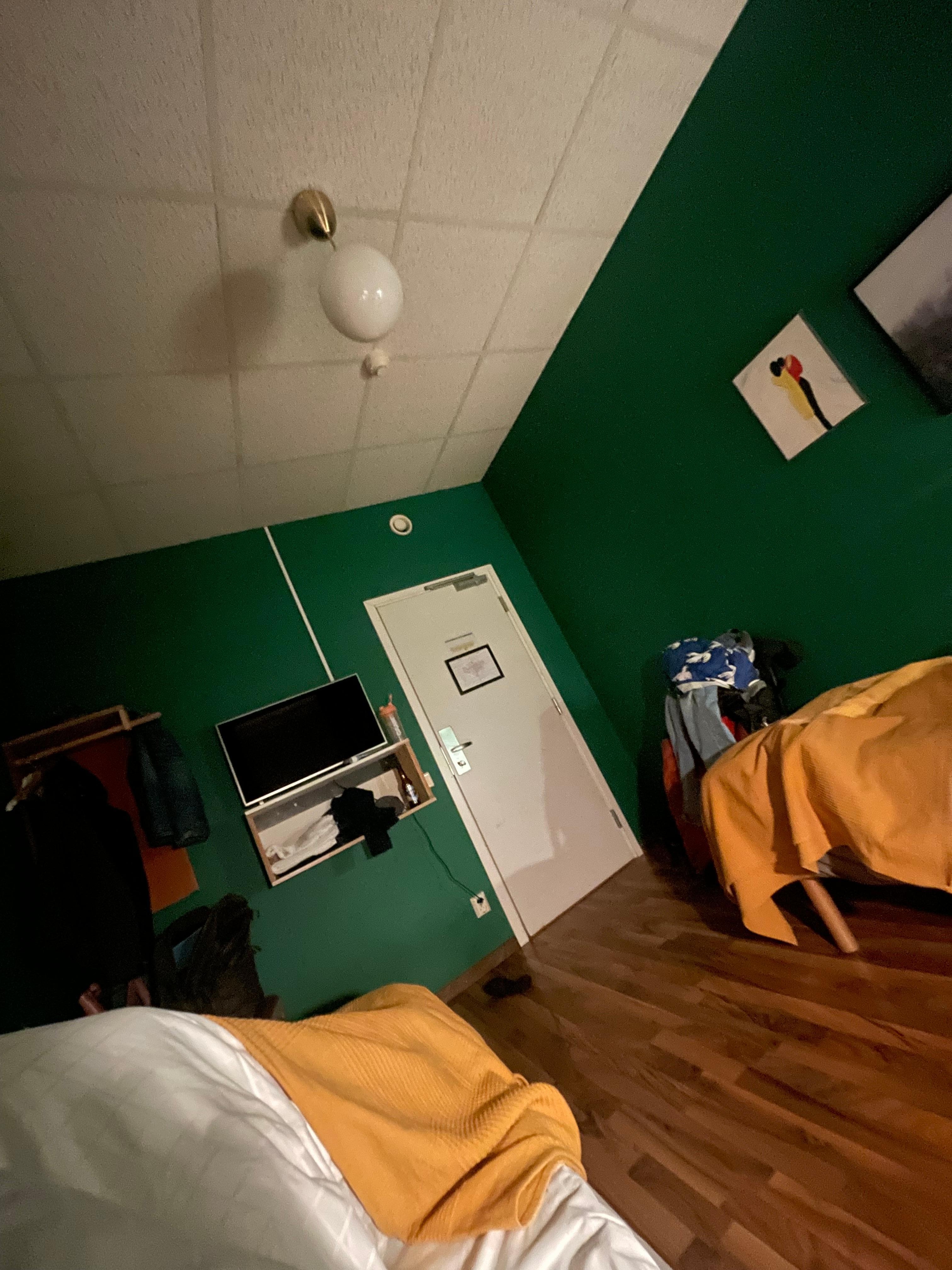 Spartanskt och färgrannt. Saknades en glödlampa i sänglampan som jag glömde nämna. Teven fattade vi inte alls, så vi sov i stället.