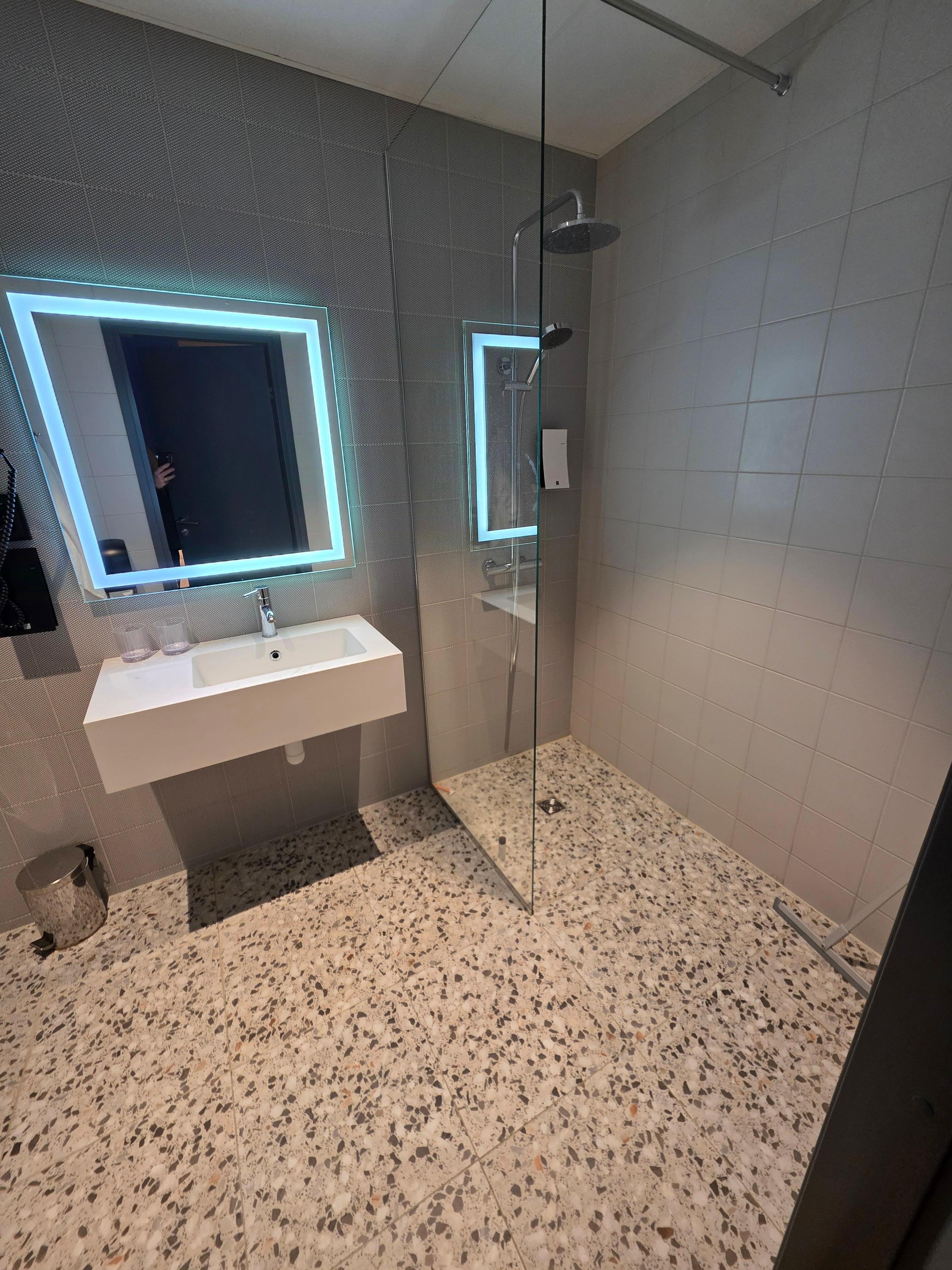 Nice modern bathroom, underfloor heating was nice!