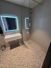 Nice modern bathroom, underfloor heating was nice!