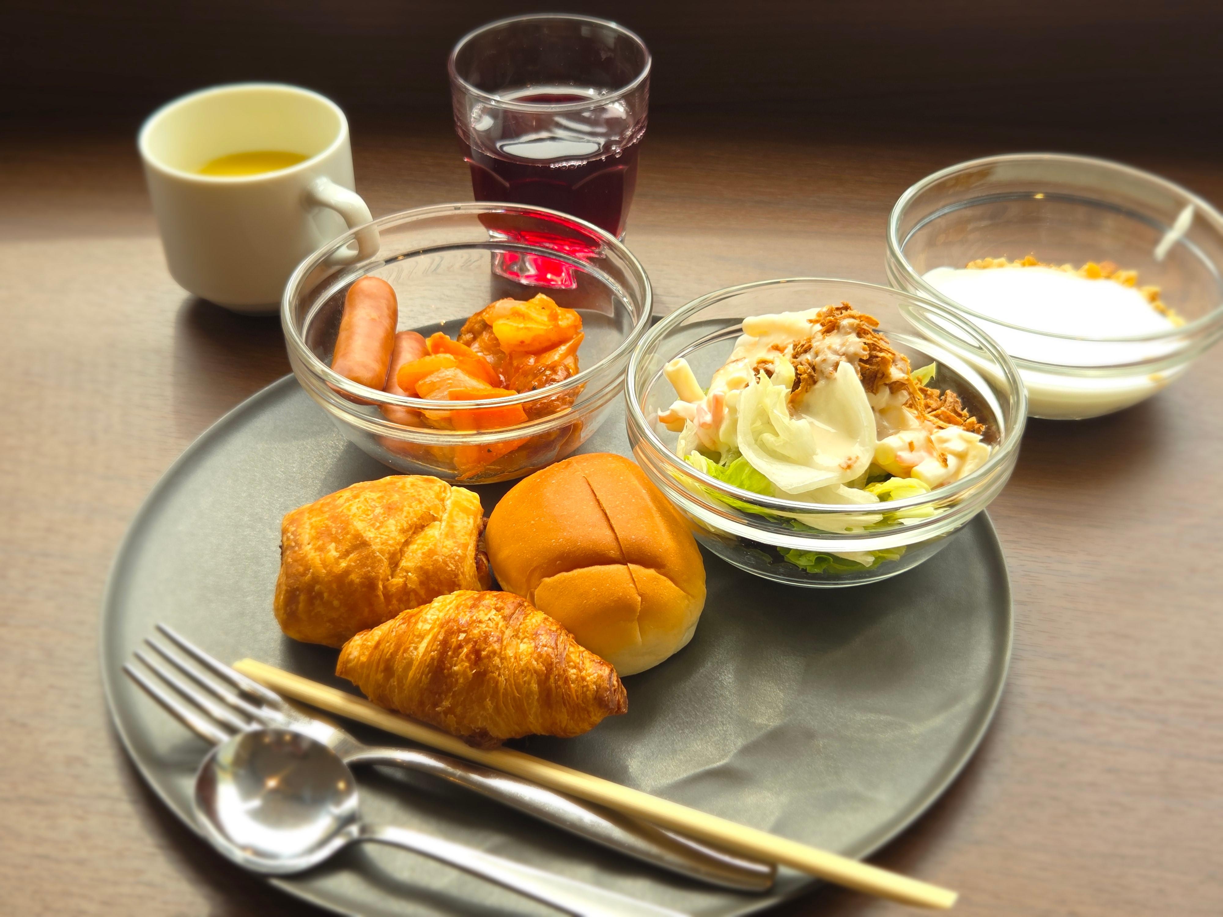 朝食メニューはサラダ、スープなどの他に数種類のパンが食べられる。