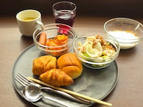 朝食メニューはサラダ、スープなどの他に数種類のパンが食べられる。