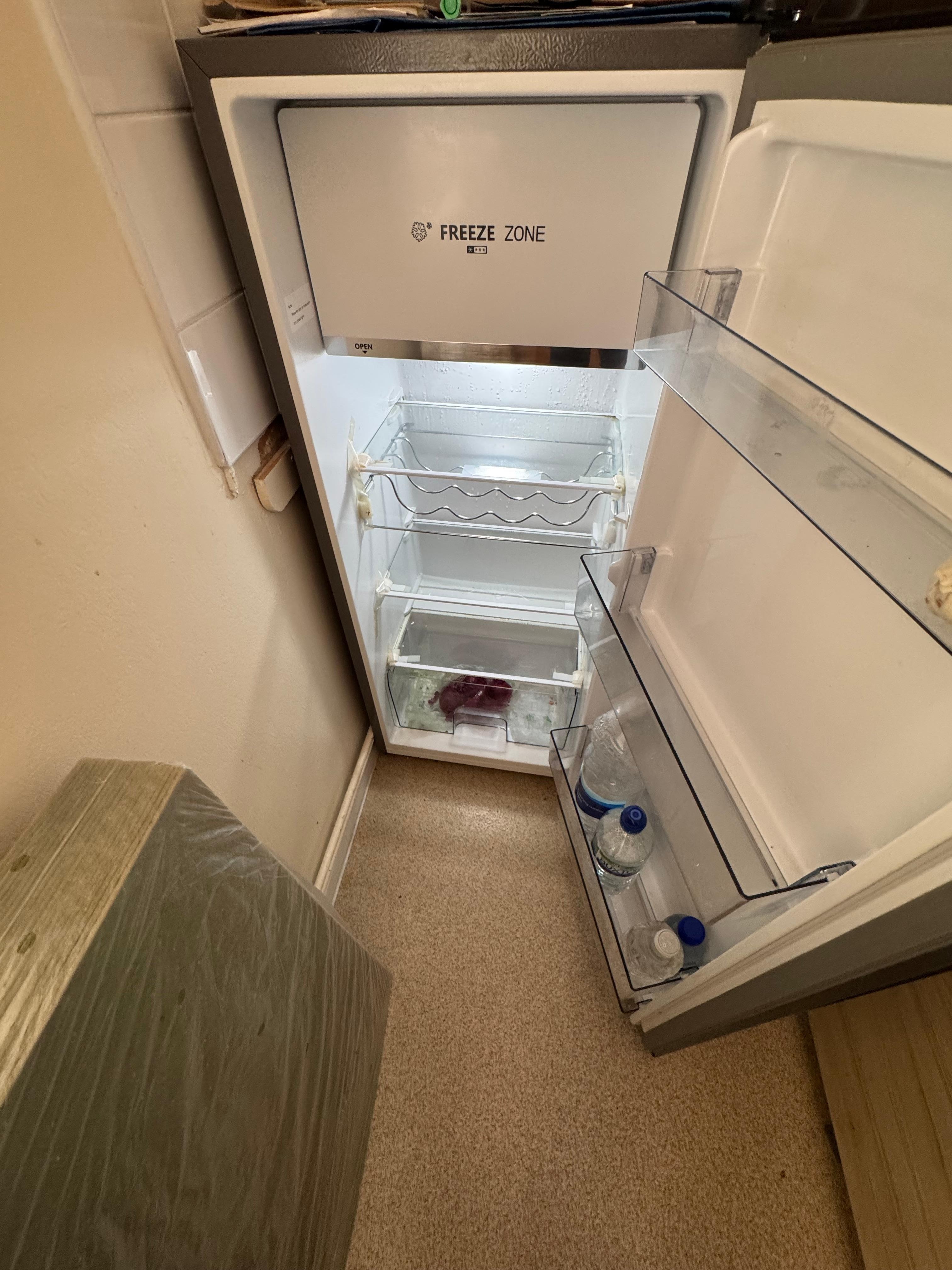 Refrigerator is not cleaned. 
