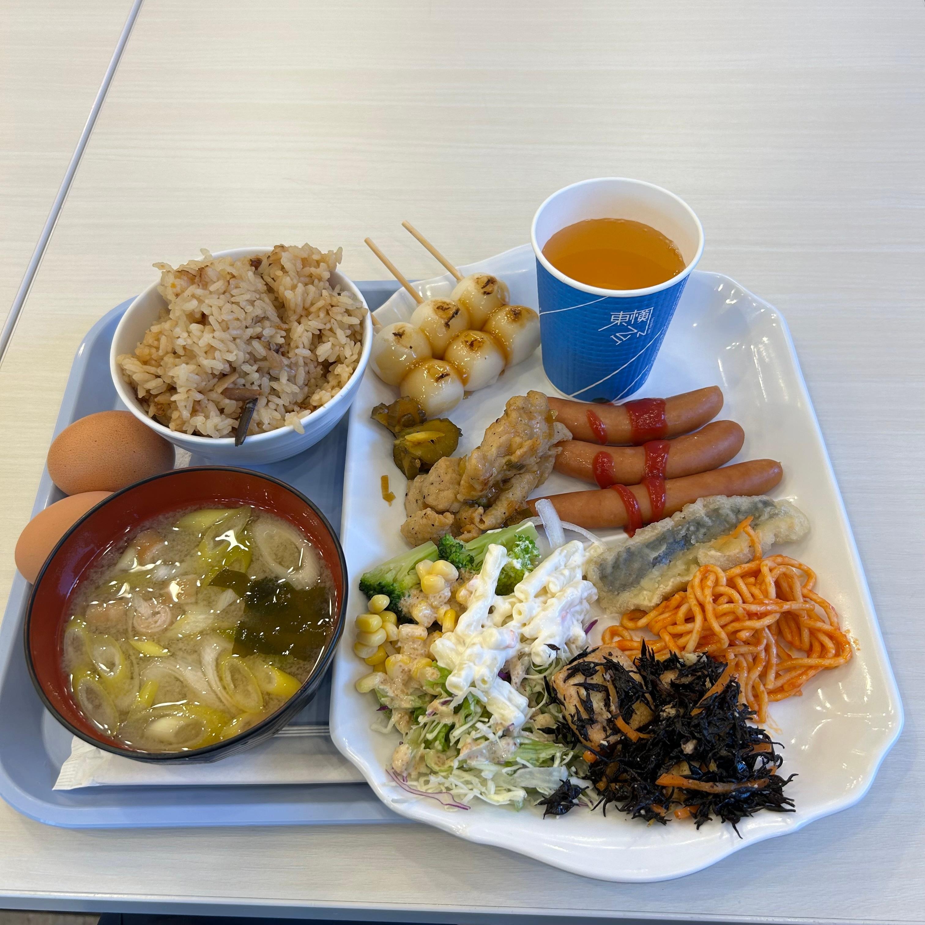 無料の朝食
メニューは毎日ほぼ同じ。ご飯はサラメシと炊き込みご飯、前日はあさりご飯で、ハムでしたが、翌日はソーセージでした。その他は同じメニューのようです。