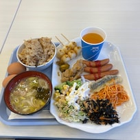 無料の朝食
メニューは毎日ほぼ同じ。ご飯はサラメシと炊き込みご飯、前日はあさりご飯で、ハムでしたが、翌日はソーセージでした。その他は同じメニューのようです。