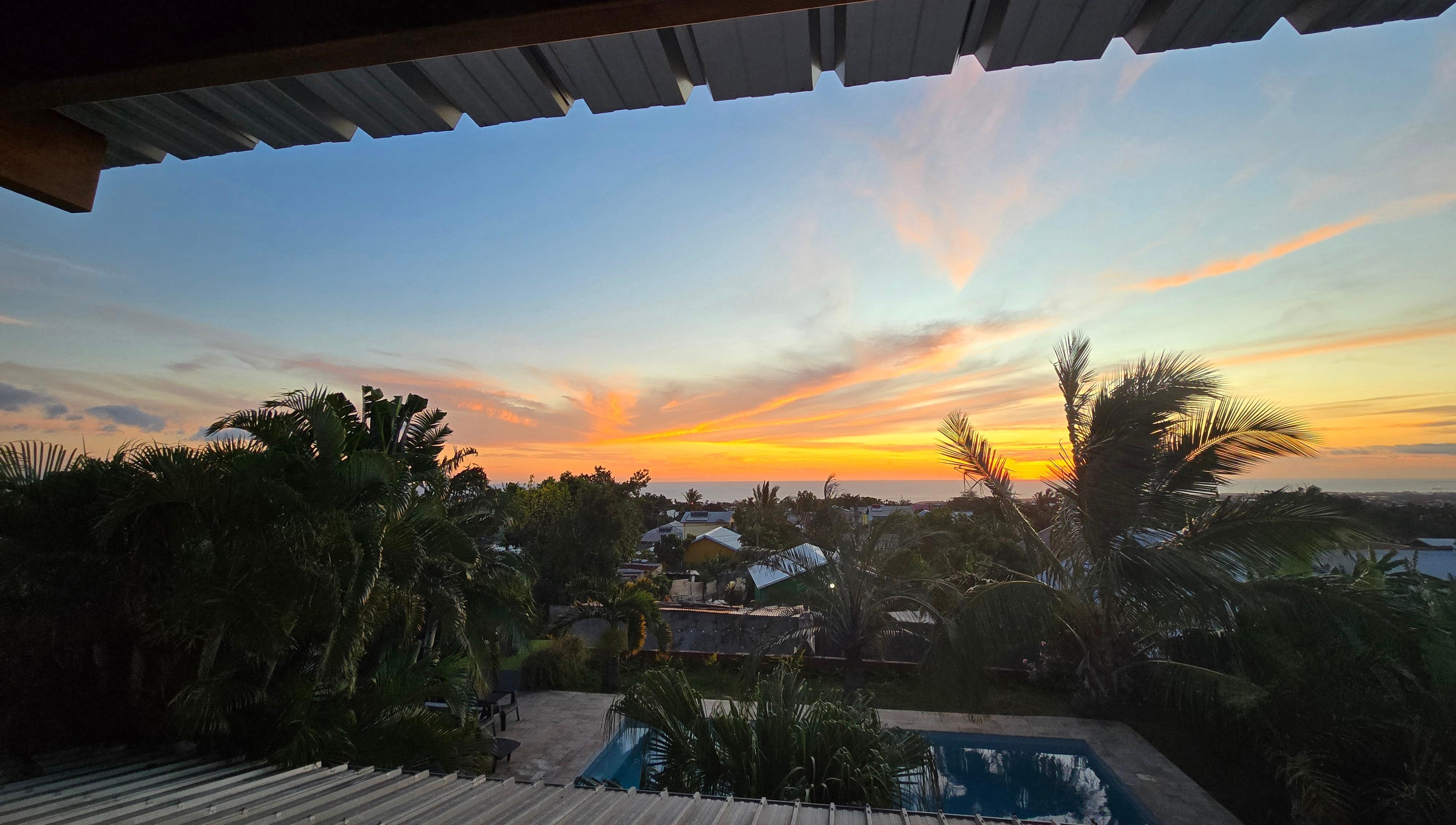Coucher du soleil depuis l’appartement,  vue sur le quartier créole