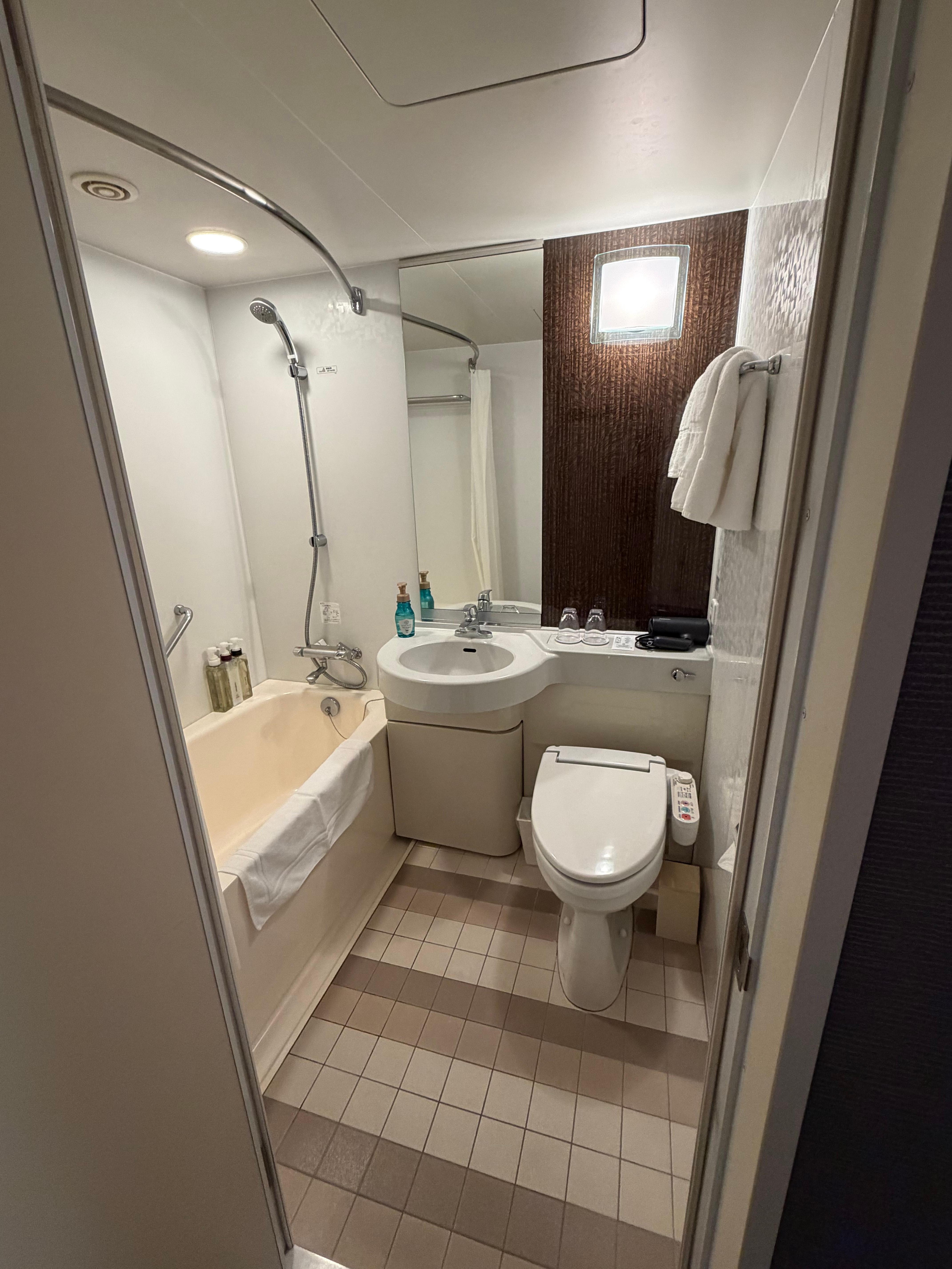 衛浴很大很好洗 洗手台就比較小 水容易從旁邊流下來