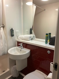 Very clean bathroom