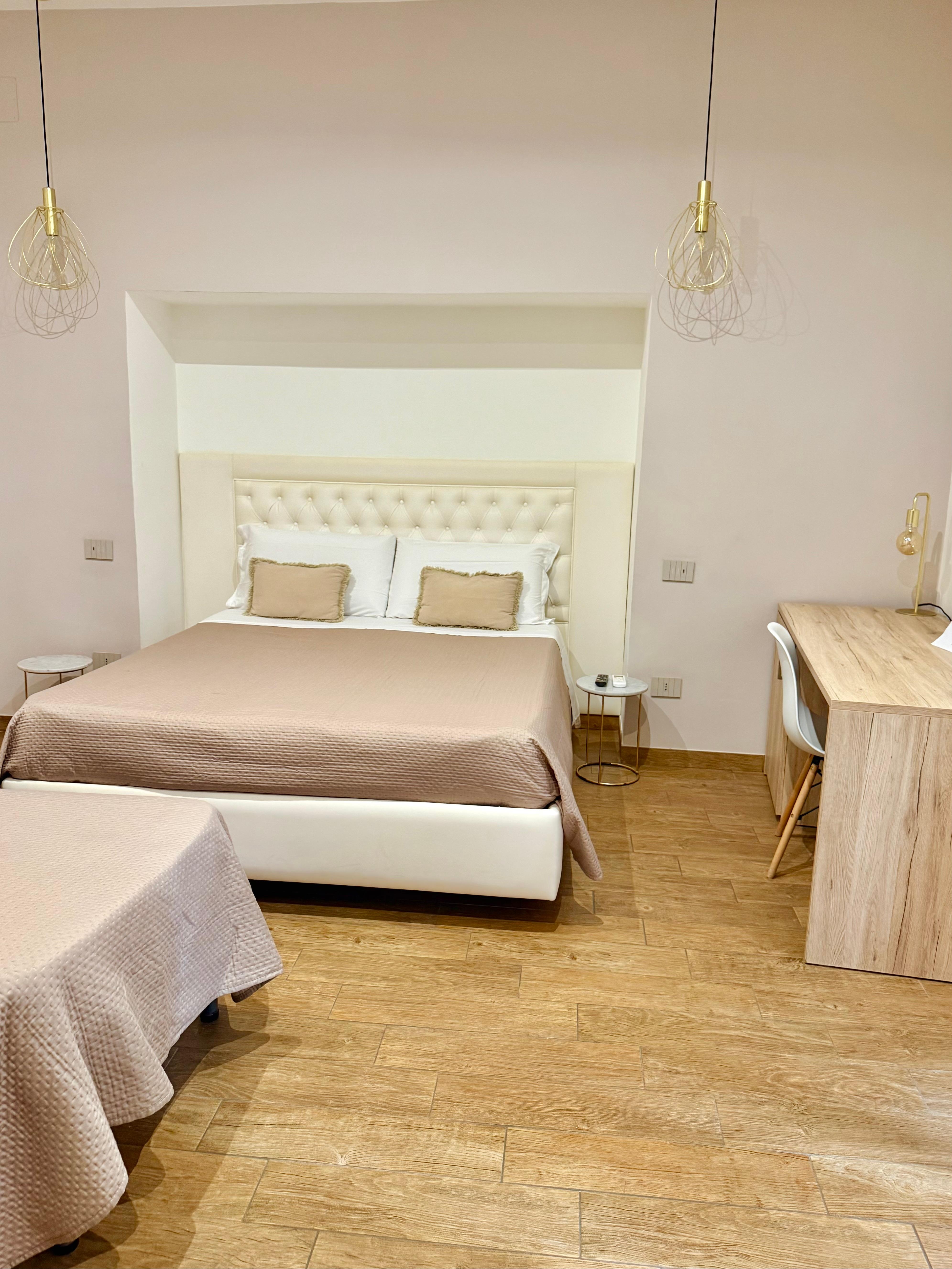 Nukkumapaikat kolmelle henkilölle. Vasemmalle jää vaatekaappi, työpöydän alla on pieni jääkaappi. Majoitukseen ei kuulu vettä, tai muita juomia jääkaapissa, mutta aulassa saa käydä keittämässä teetä ja kahvia. 