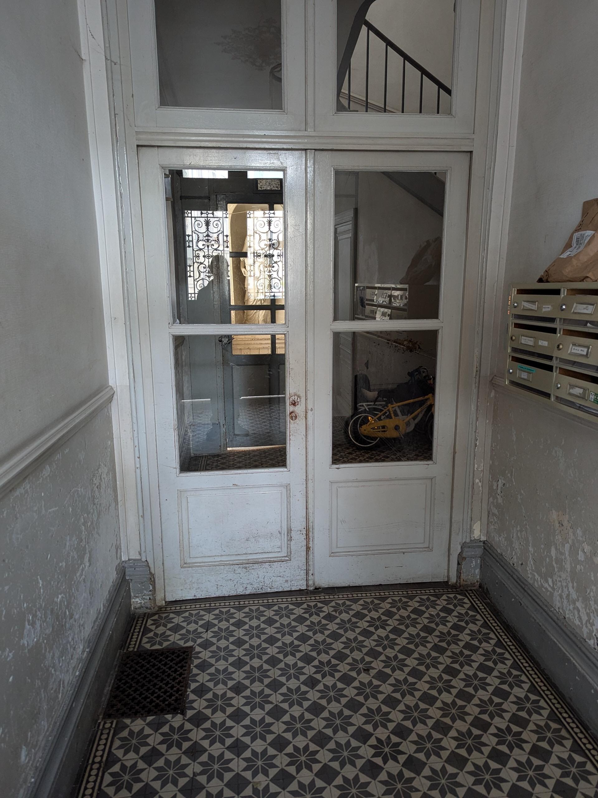 Interior locked door. Could not enter without a key. Was told "go up to the 5th floor to receive the keys." 