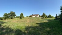 De loin
