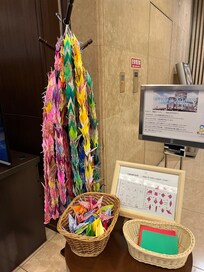 ラウンジの折り鶴