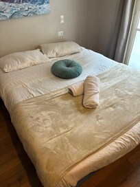 Lit à l'arrivée dans la chambre.