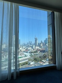 每日都好想待在酒店久一點,原因是希望坐在舒適的梳化上,hea住看這上海景色。